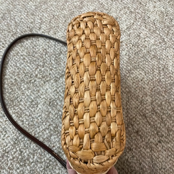 Brighton medium 11x9x4 straw material with leather strap magnetic closure - Picture 3 of 5